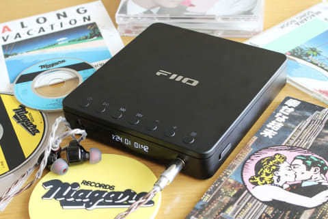 令和のポータブルCDプレーヤー爆誕”8cmシングルもイケる! FIIO「DM13
