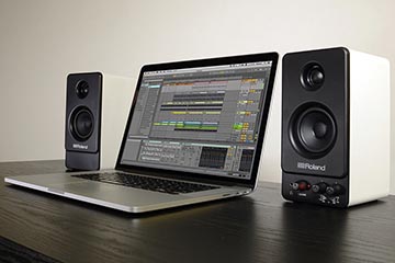 ローランド、Bluetooth搭載で約23,000円の省スペースなモニター