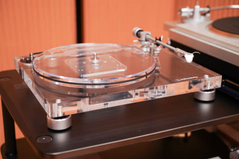 オーテク、アクリル製で透明な最上位ターンテーブル「AT-LPA2」。MC