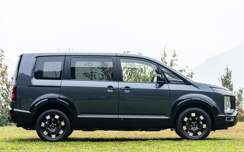 三菱自動車、独自四輪制御技術「S-AWC」搭載など大幅改良した「デリカD