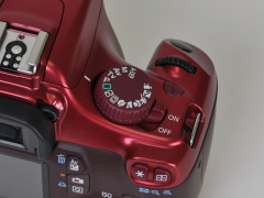 写真で見る写真で見るキヤノンEOS Kiss X50（レッド） - デジカメ