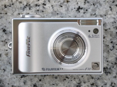 オールドデジカメの凱旋：富士フイルムFinePix F10（2005年