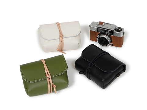 革紐固定で様々な機種に対応…コンパクトカメラ向けの「本革カメラ