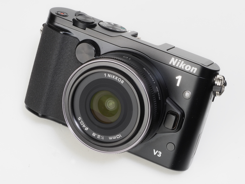 赤城耕一の「アカギカメラ」 第95回：専用アクセサリーで「Nikon 1 V3