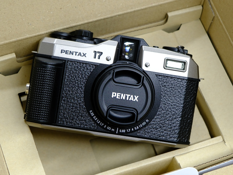 実機速報】フィルムカメラ新モデル「PENTAX 17」のデザインに詰め込ま