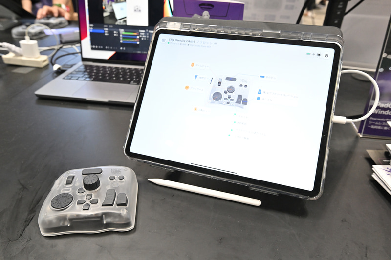iPadに対応した左手デバイス「TourBox Elite Plus」を夏コミで見てきた