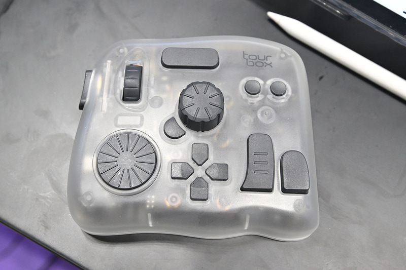 iPadに対応した左手デバイス「TourBox Elite Plus」を夏コミで見てきた