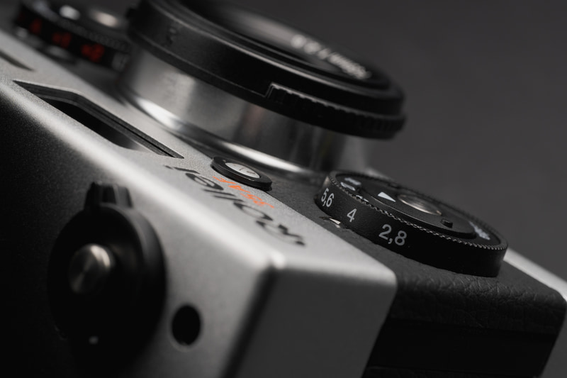 AF機能を搭載したコンパクトフィルムカメラ「Rollei 35AF」…クロームと