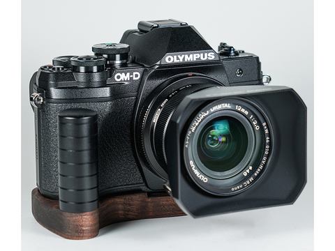 ライカCL」「OM-D E-M10 Mark III」用のグリップ付きカメラベース