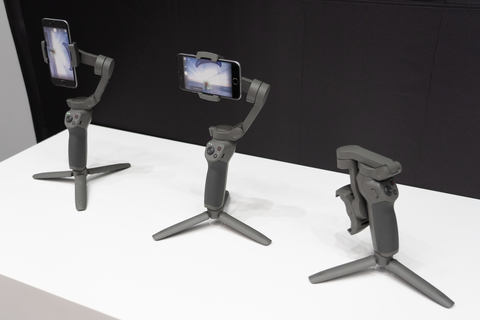 DJI、折り畳めるようになったスマホ用スタビライザー「OSMO MOBILE 3