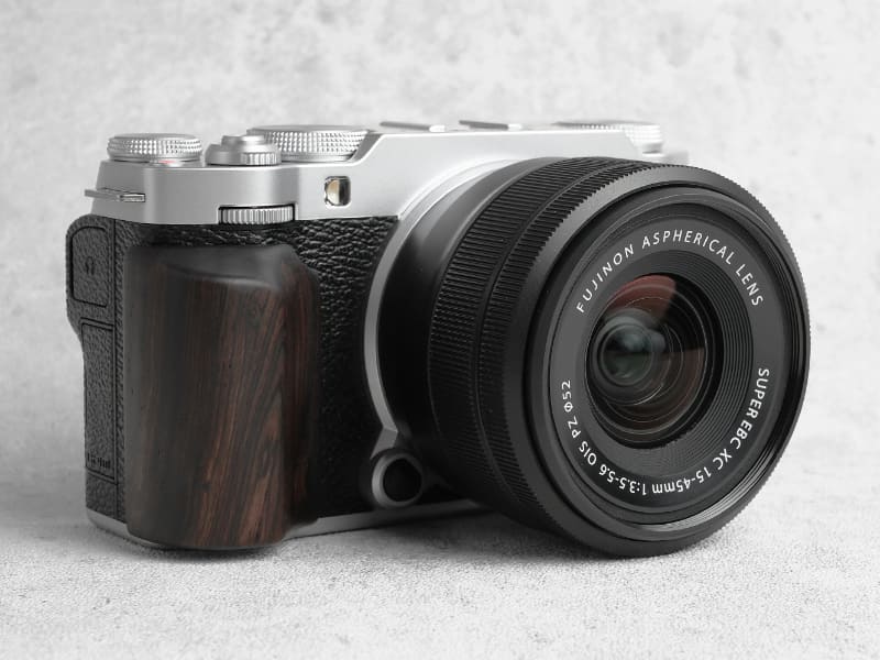 FUJIFILM X-M5」に天然木のグリップを増設 - デジカメ Watch