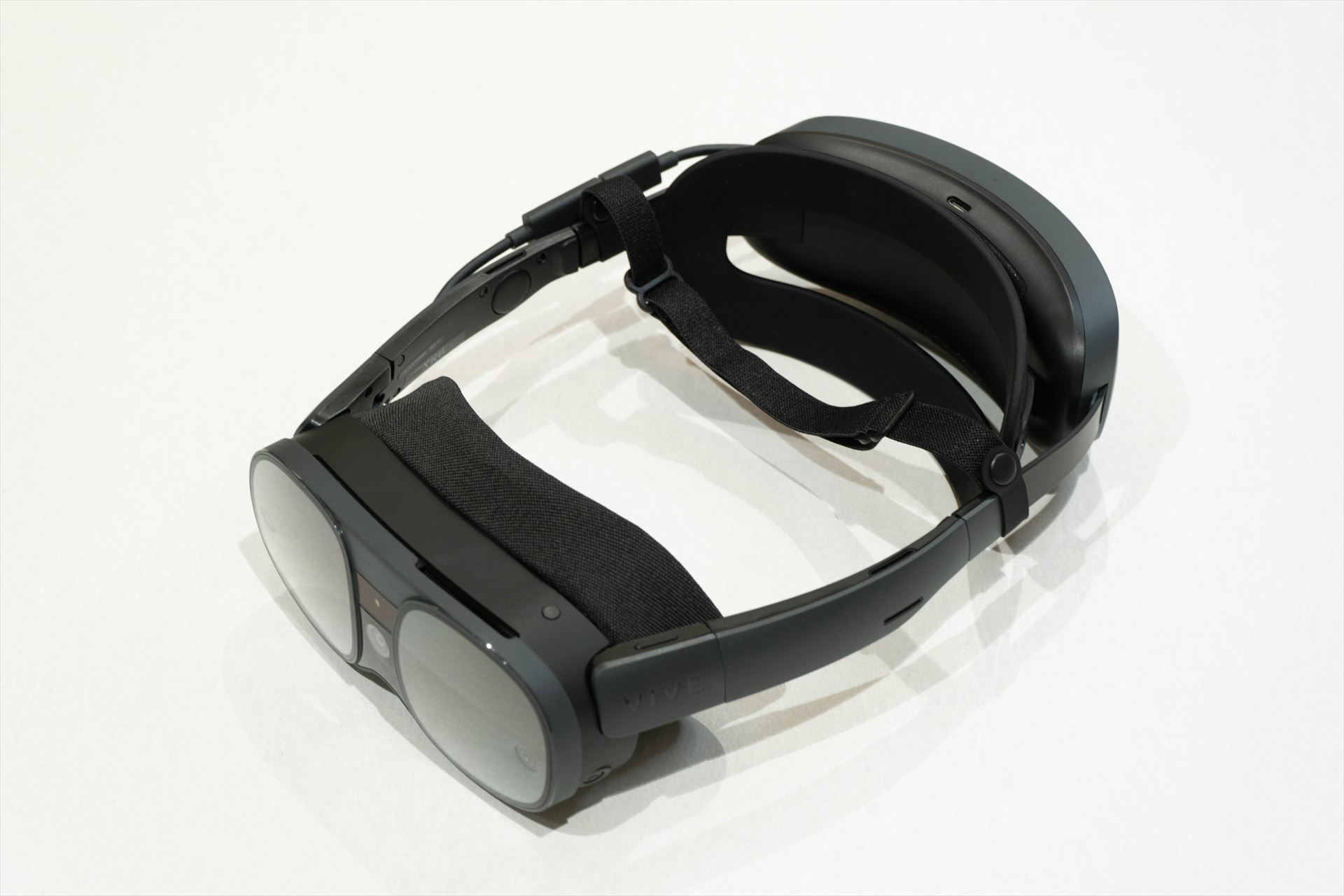 一歩先ゆく一体型VR「VIVE XR Elite」レビュー スマホの文字が見える