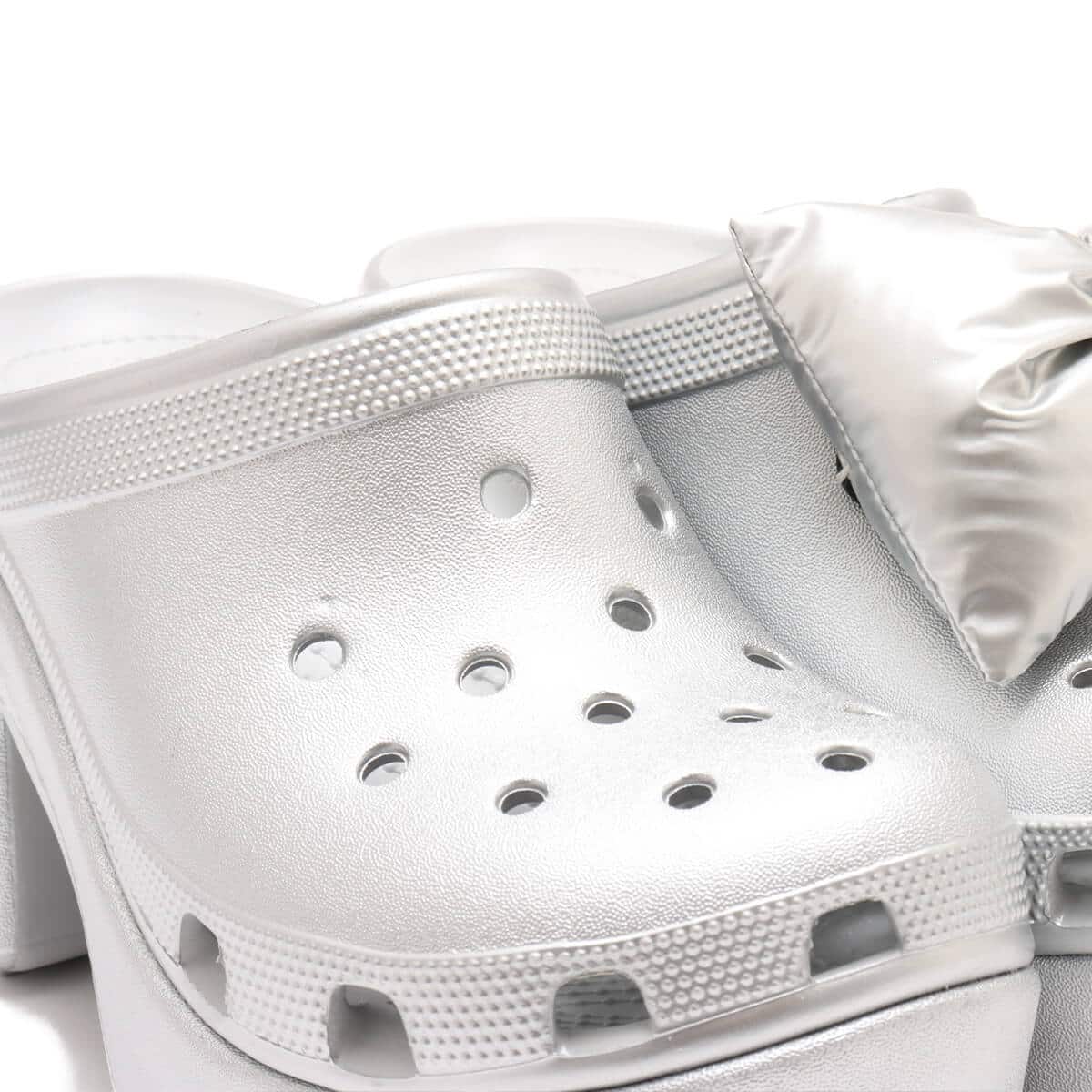 crocs Siren Metallic Bow Clog Silver Metallic （クロックス