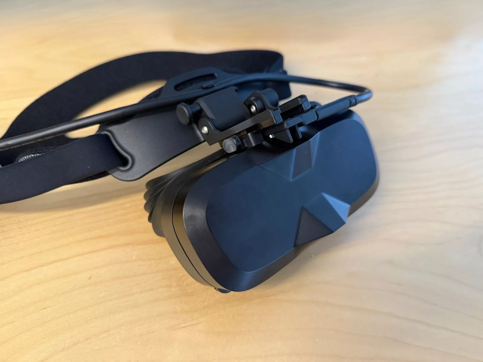 VRヘッドセット「MeganeX superlight 8K」レビュー 軽量かつ高画質な