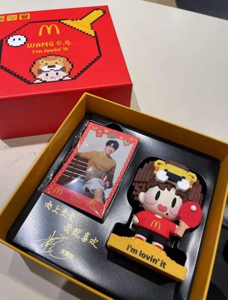 マクドナルド 王楚欽 限定 ギフトボックス フィギュア付き トレカ 缶