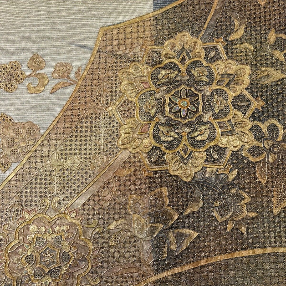 袋帯 秀品 華文 花唐草 刺繍 金彩 灰緑 お太鼓柄 正絹 【中古】 - メルカリ