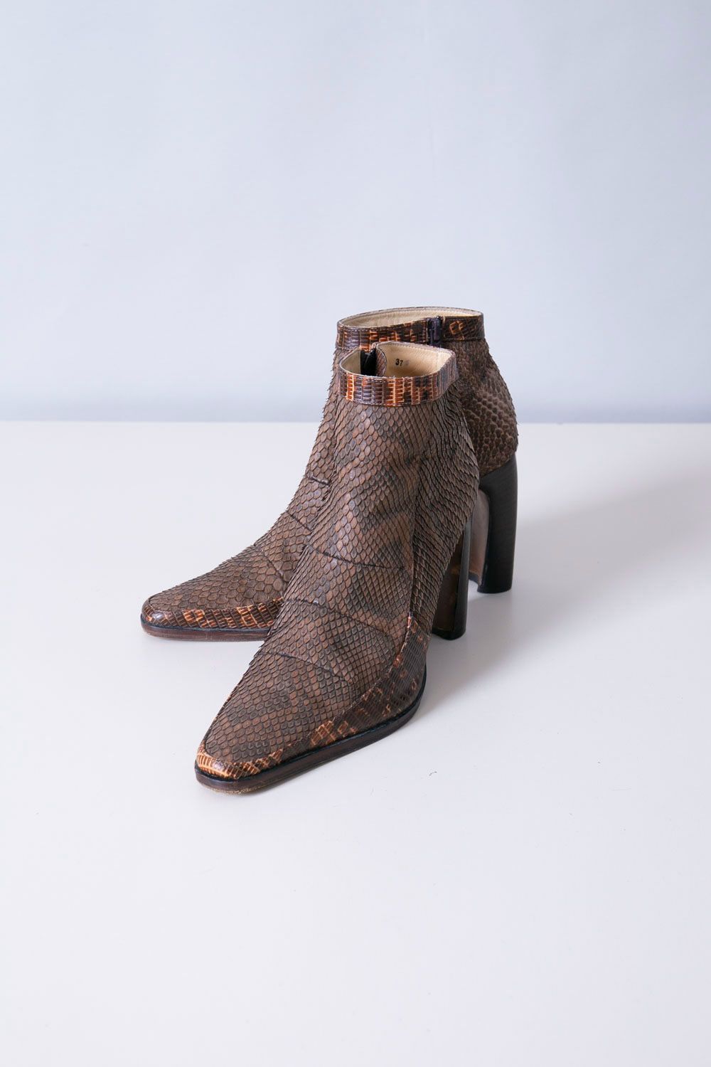 HIROMUTAKAHARA ヒロムタカハラ ヘビ革ヒールショートブーツ - メルカリ