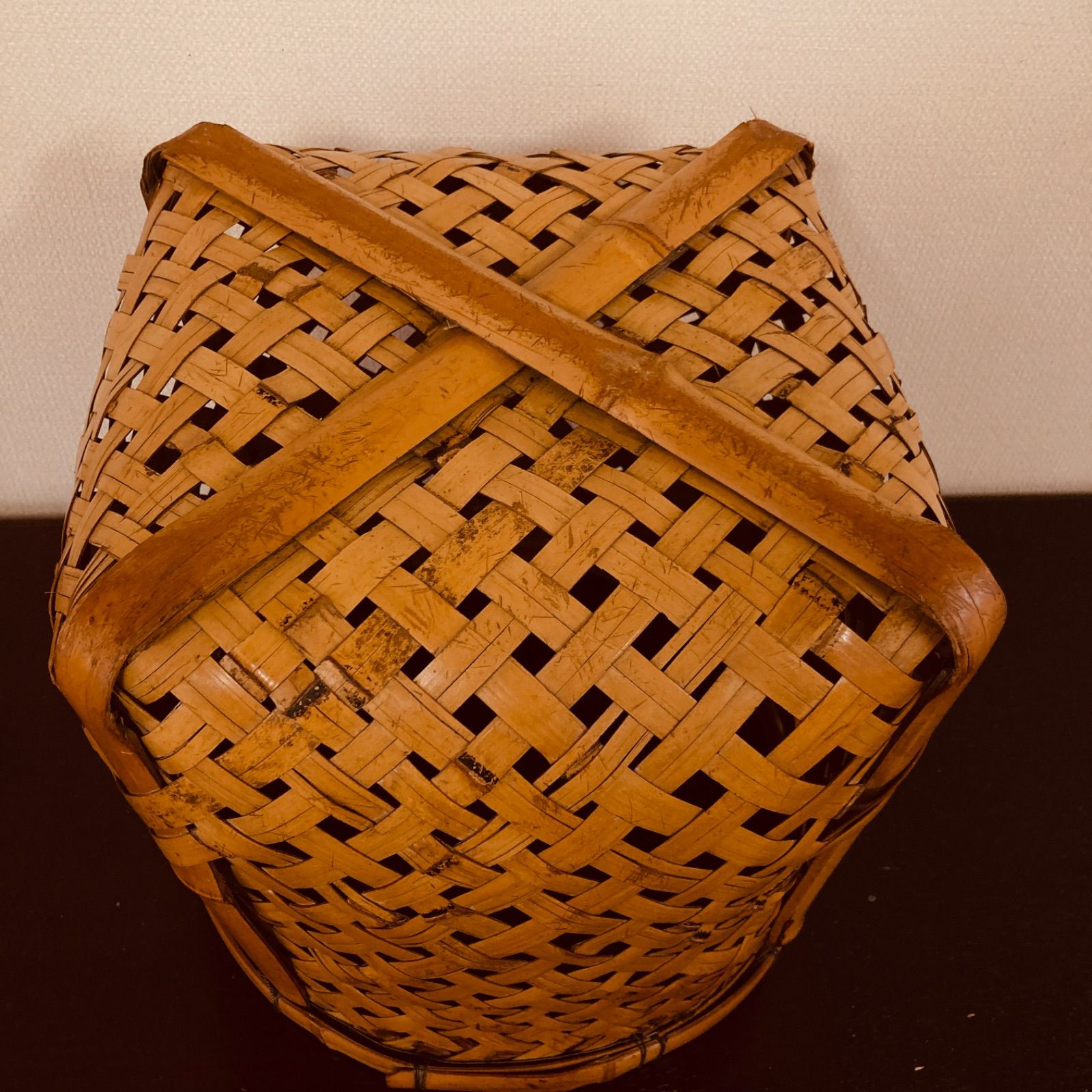 昭和レトロ 竹製の背負いカゴ 丸型 収穫かご 竹籠 - メルカリ