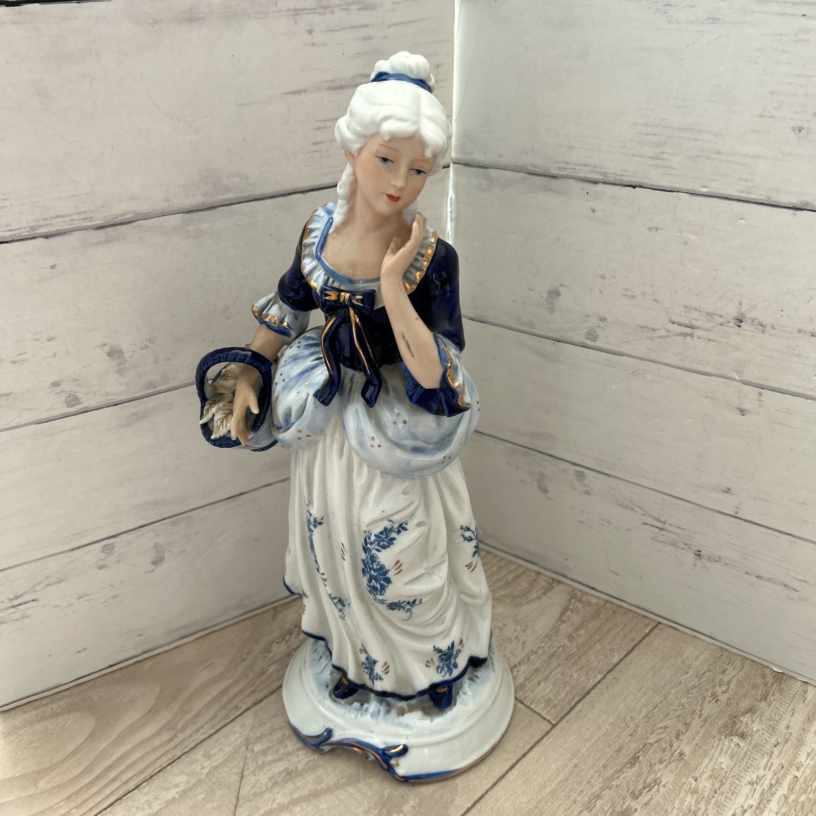 KPM 陶器人形 貴婦人 ベルリン王立磁器製陶所 花籠を持つ女性 - メルカリ