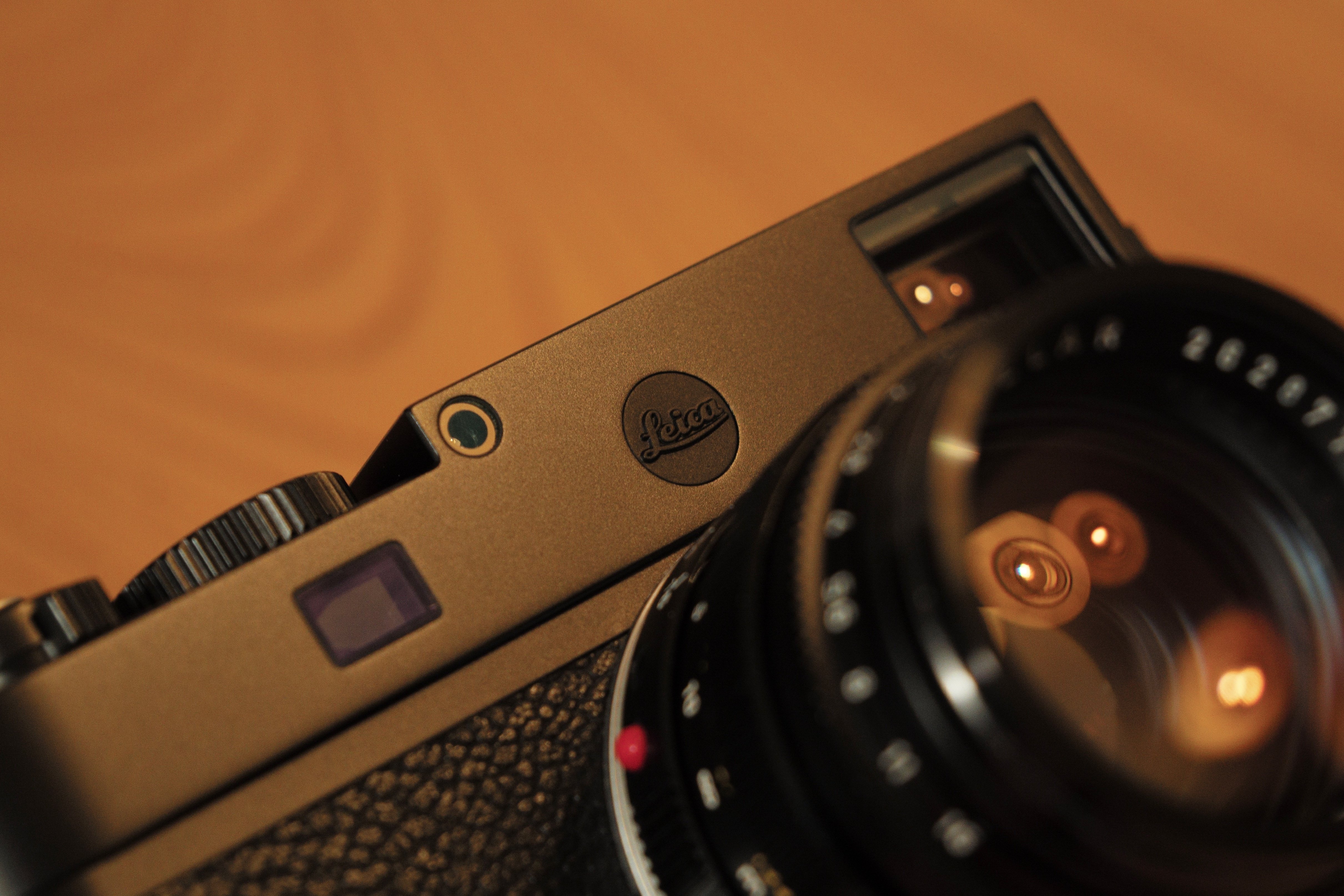 ライカの赤バッジを本気で黒く塗る｜kamo