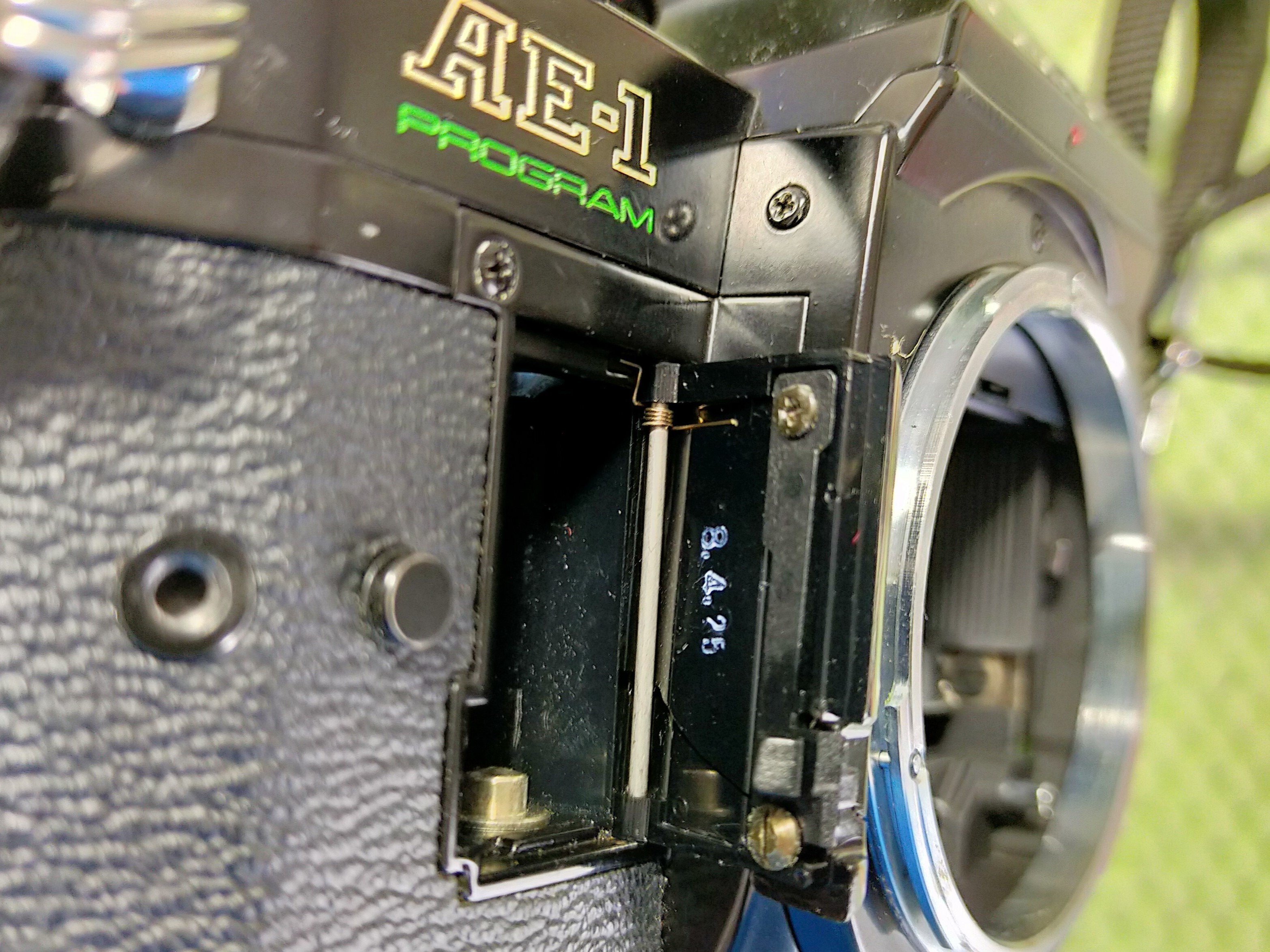 Canon AE-1 プログラムの電池蓋交換｜フィルムカメラ修理のアクアカメラ