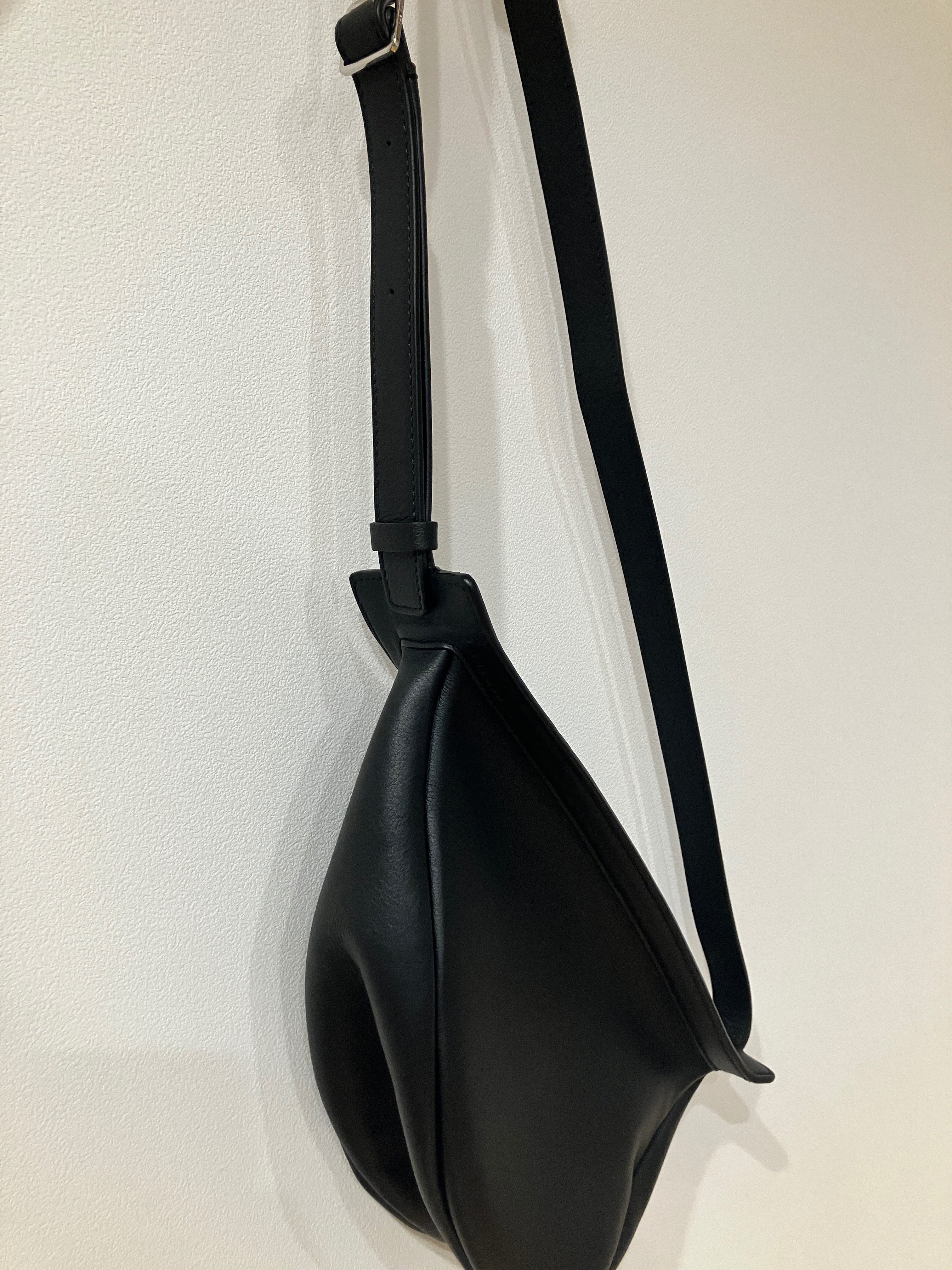 The Row Slouchy Banana bag -苦悩と煩悶のクロスボディバッグ選びの