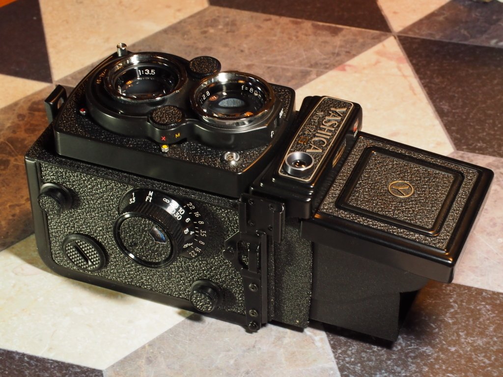 カメラ沼の深淵」 Yashica MAT124G｜saphirinus