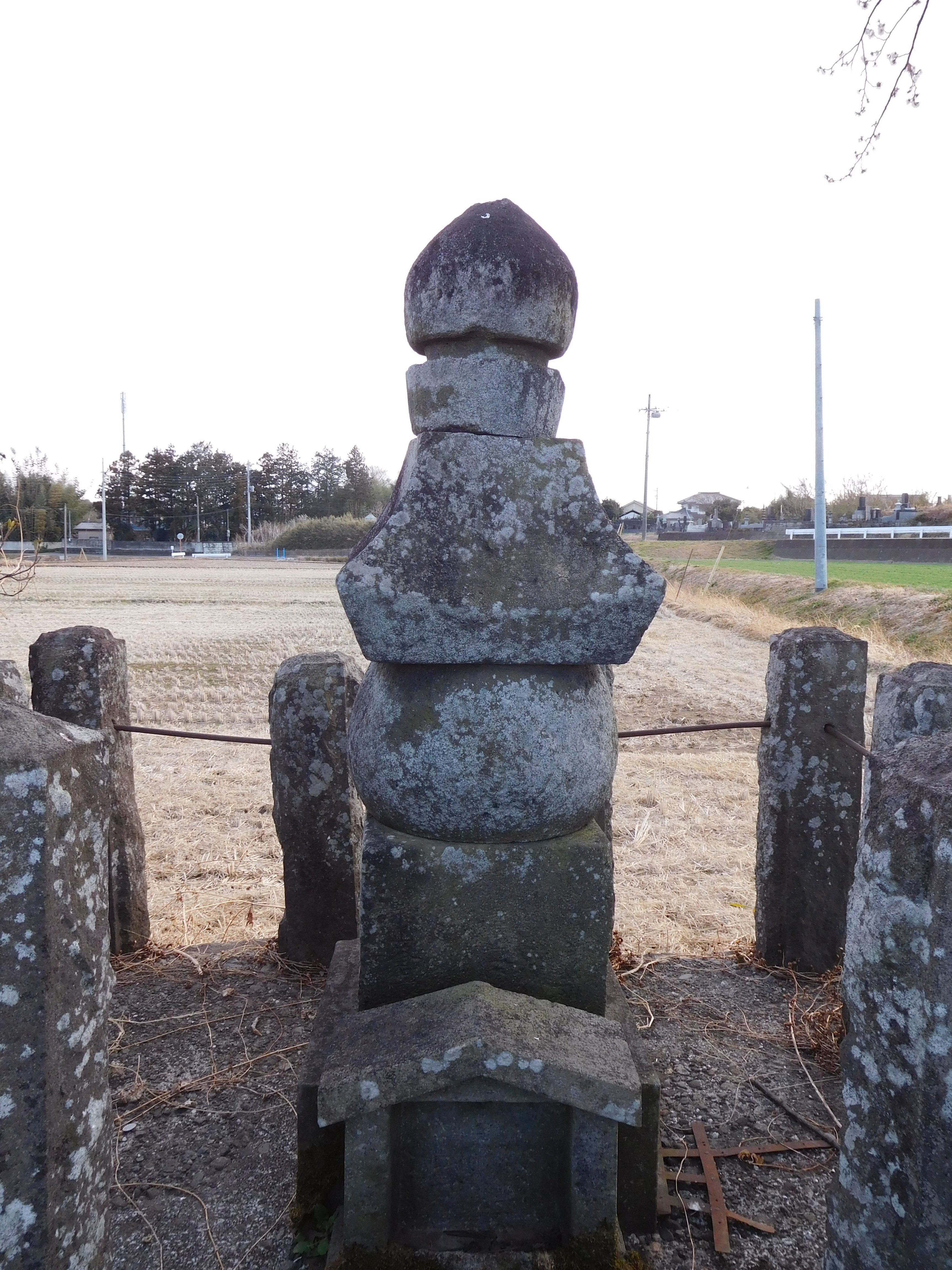 北関東の石造物・番外編：西大室五輪塔（めいがん様）と須弥壇式宝塔の