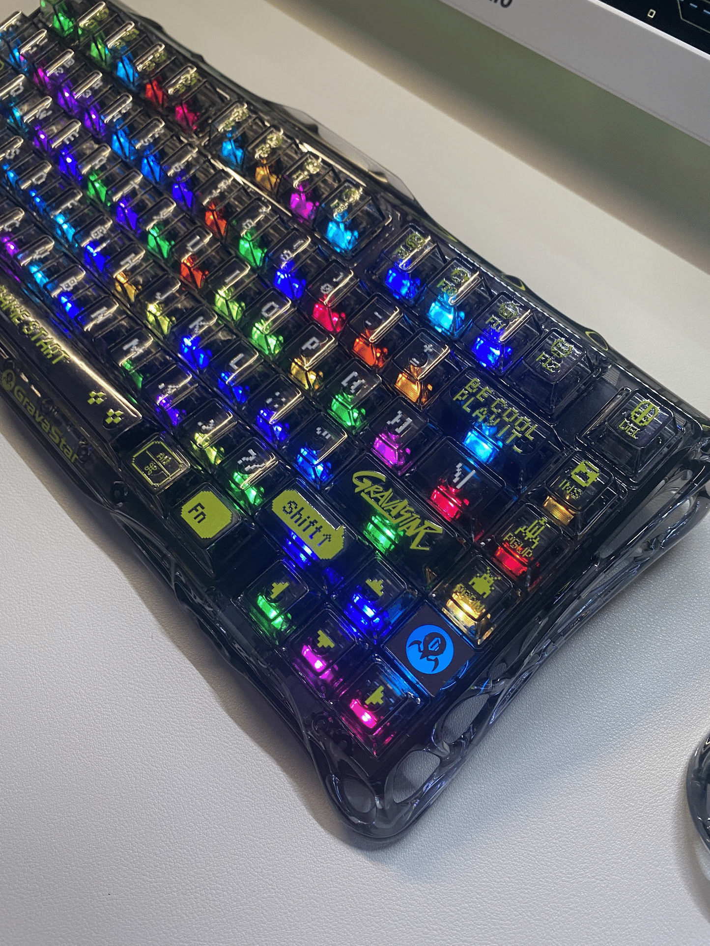 GravaStar K1 Lite ゲーミングキーボード レビュー：SFデザインと快適