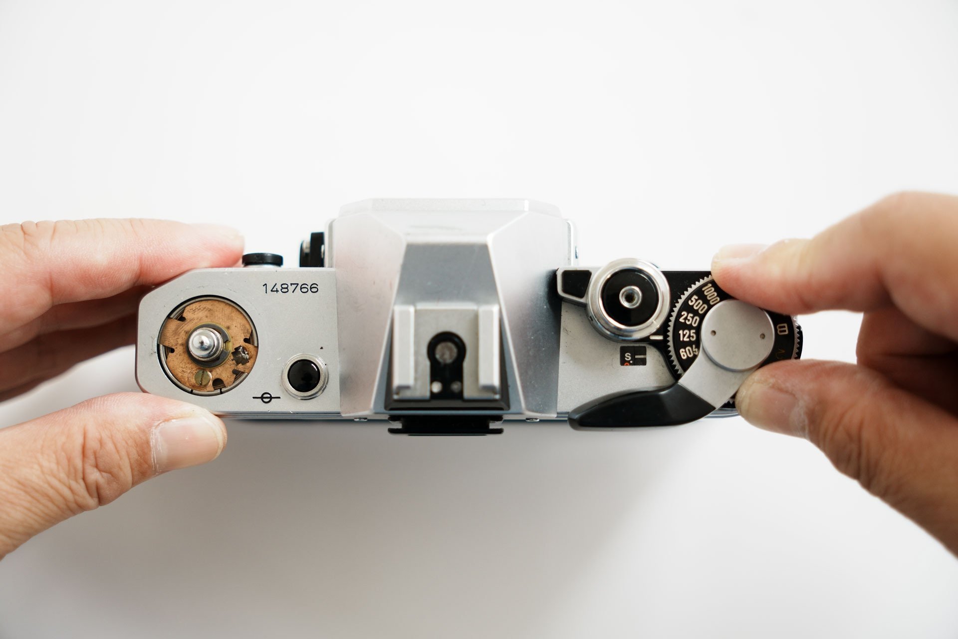 Canon AE-1 露出計連動ワイヤーの交換｜レトロカメララボ京都