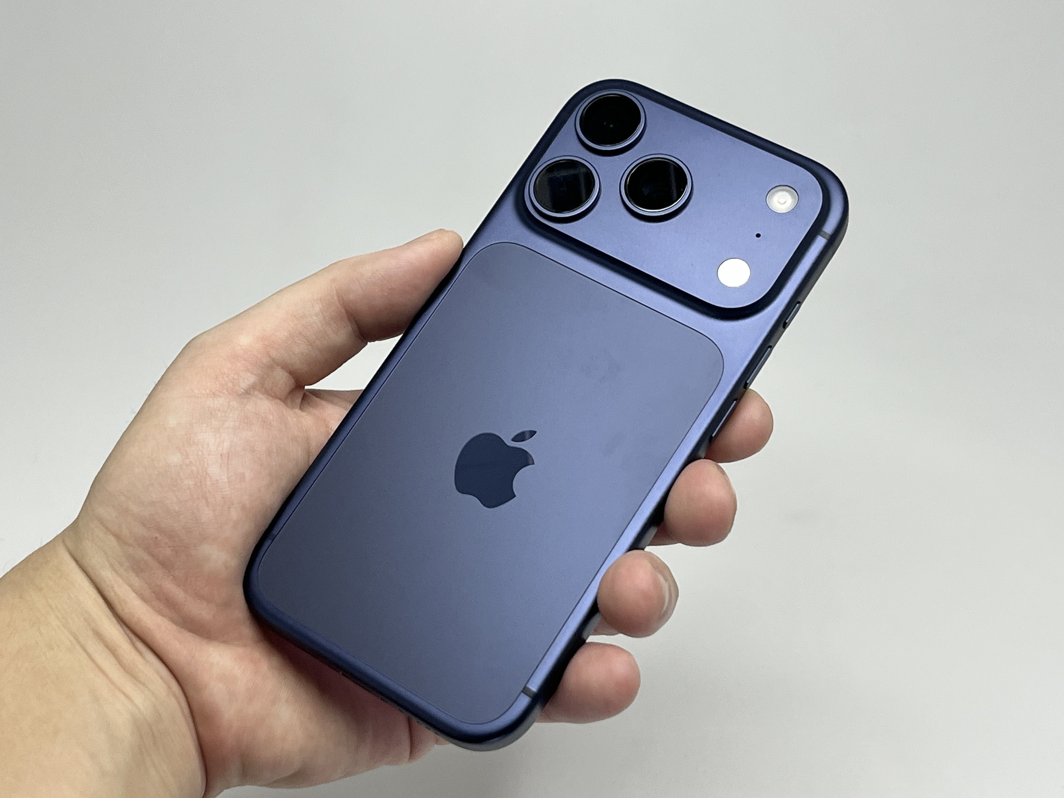 iPhone 17 Proをブラックにする方法｜KuroBox