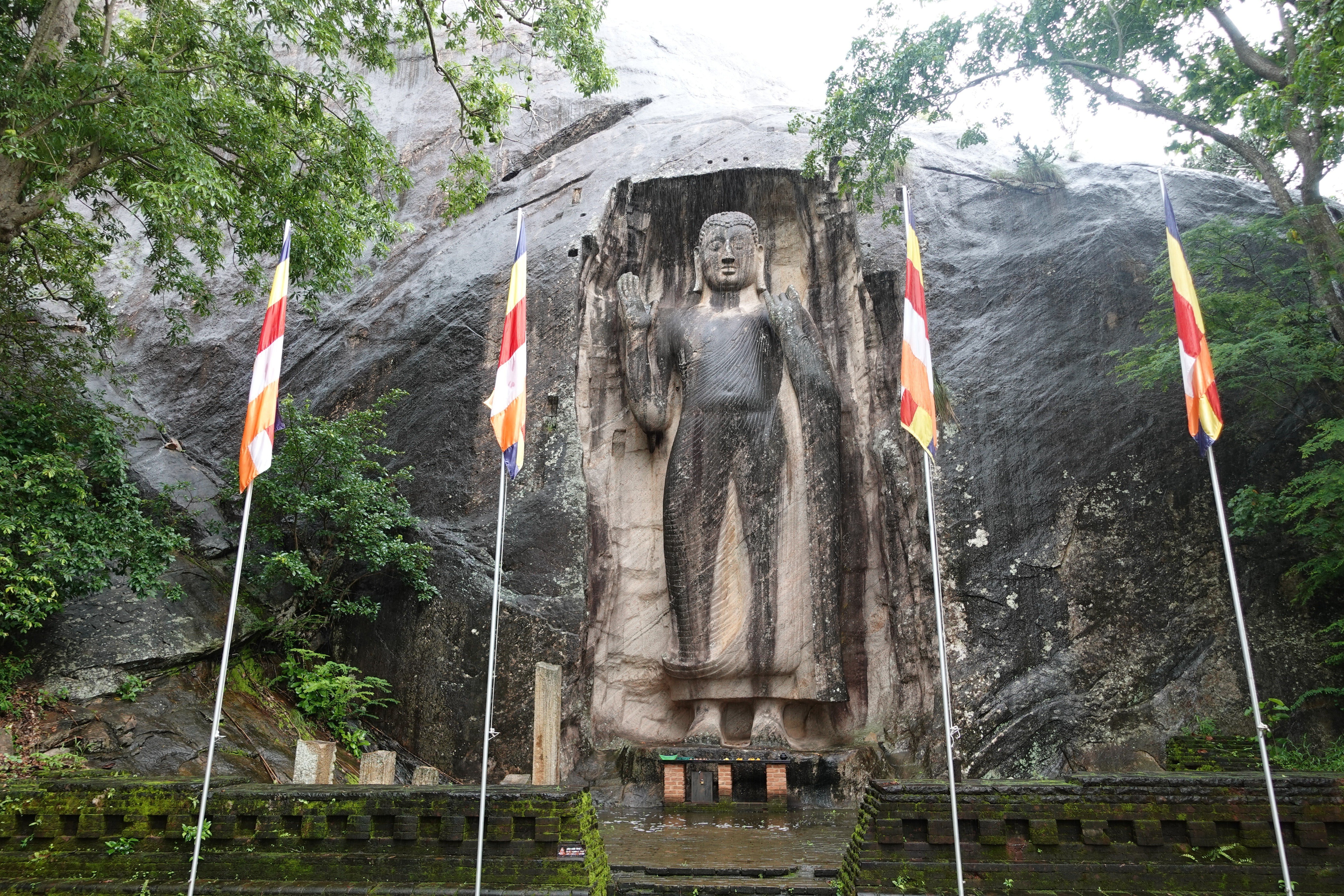 サッセールワ大仏～スリランカの山中にひっそりと佇む傑作仏像を訪ねて