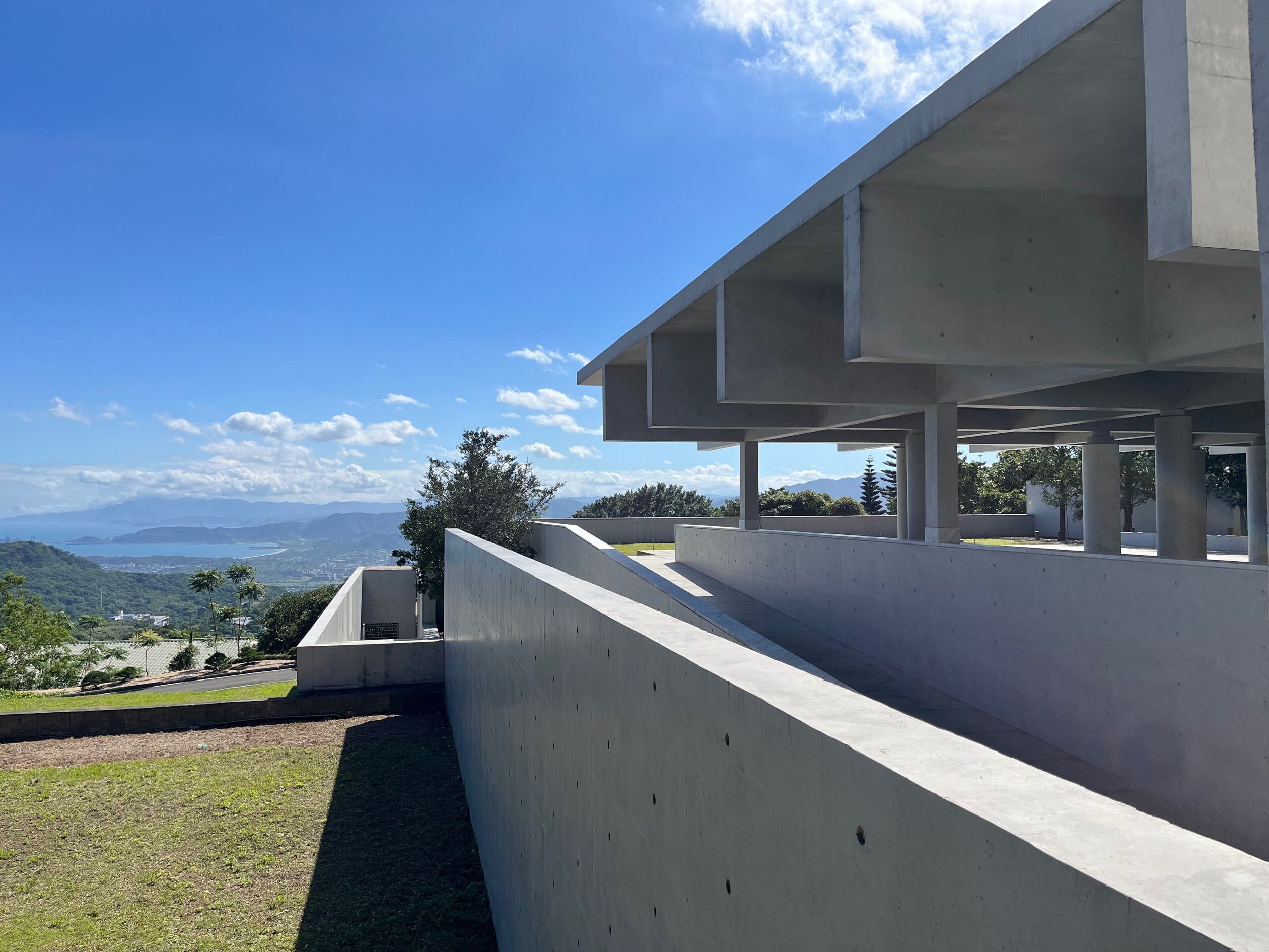 アルヴァロ・シザの建築を見に行ったらテレサ・テンのお墓参りをしてき