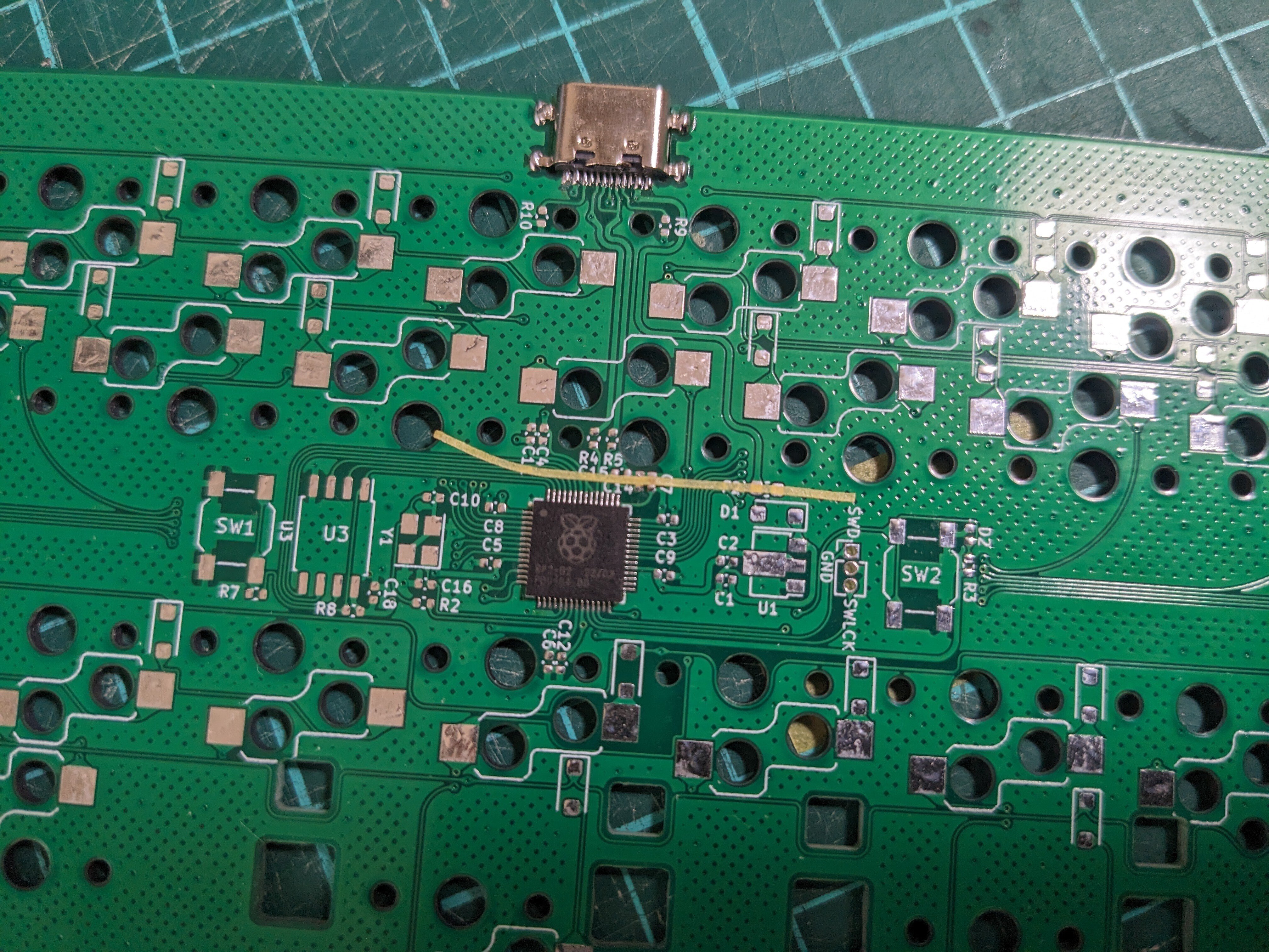 ロープロファイルでロウスタッガードな狭ピッチキーボードを作った