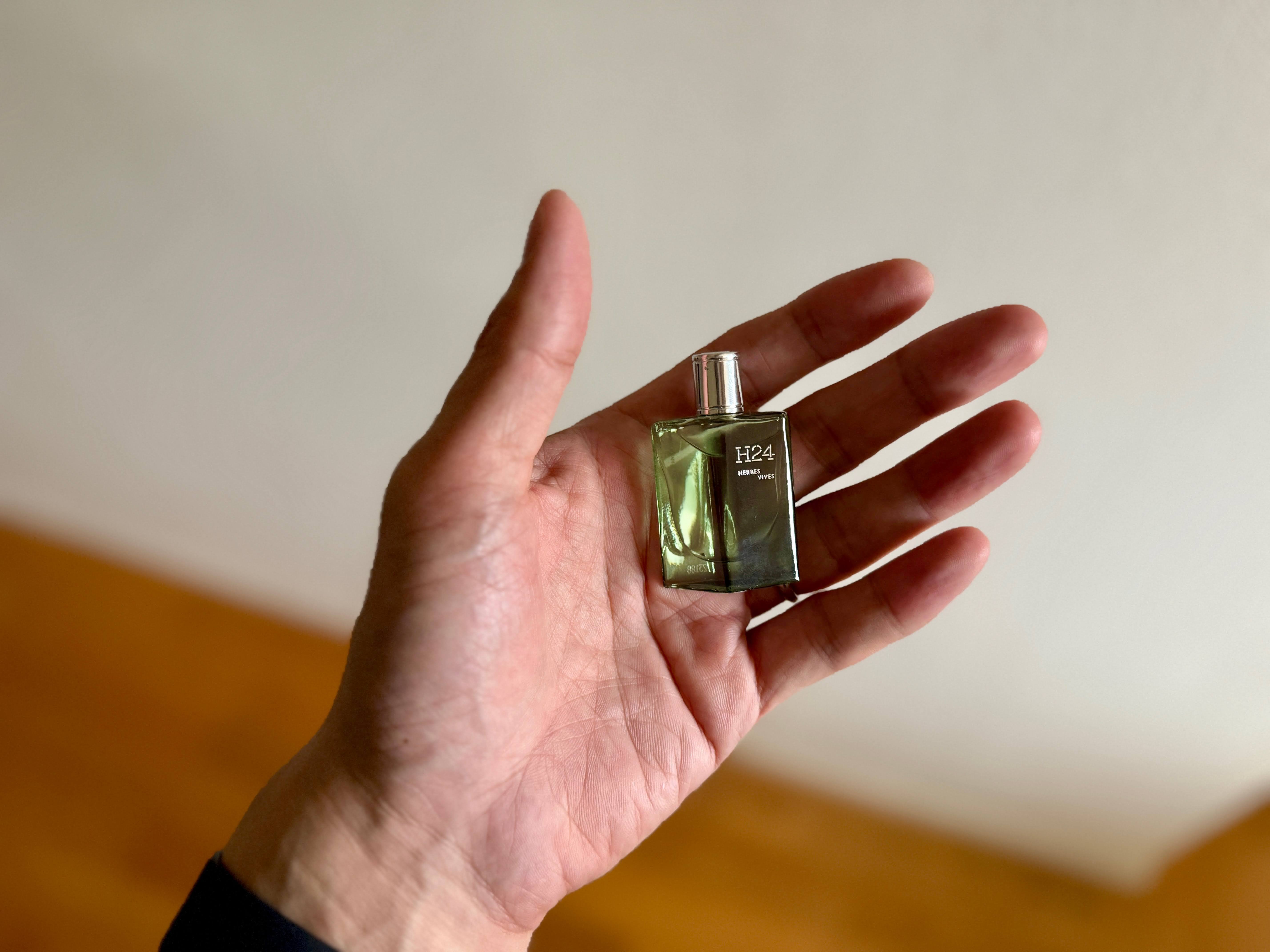 Hermes | H24 Herbes Vives。自然と人工を行き来する無機質感｜kaz-san