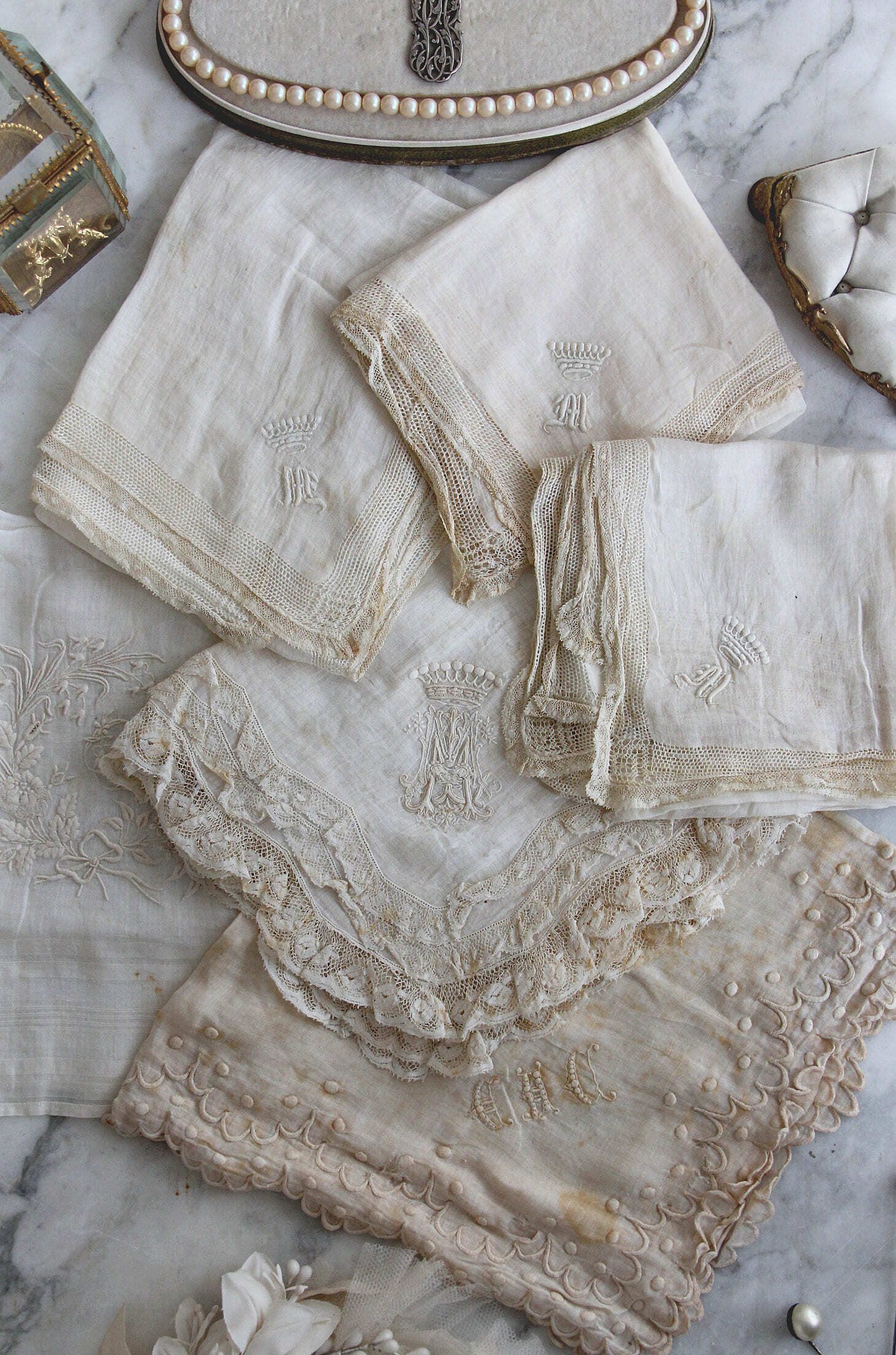 パリ蚤の市で見つけた「伯爵夫人のハンカチ」に纏わる考察話｜アン