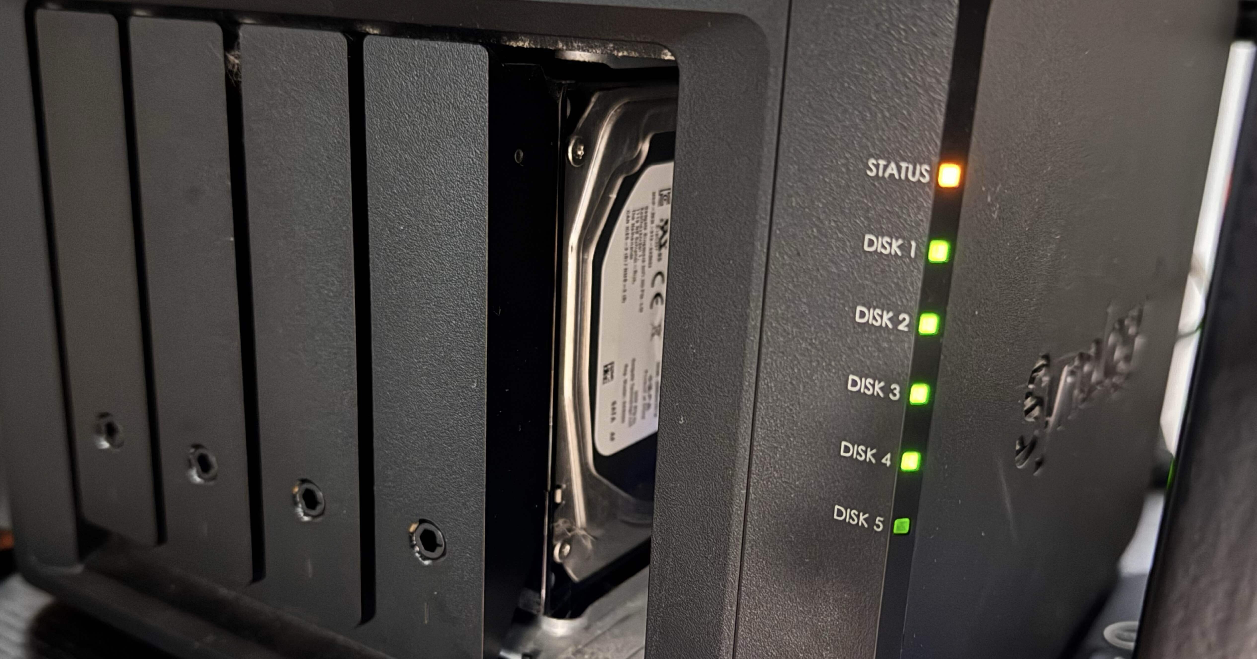 Synology NASのHDDが認識できないのはHDD以外が原因かもしれない話