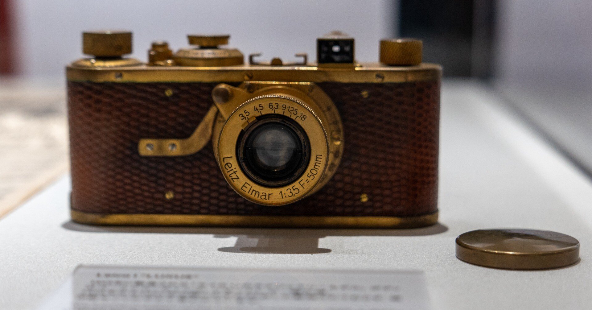 ライカLEICA D-LUX8を携えて、「ライカの100年：世界を目撃し続けた1