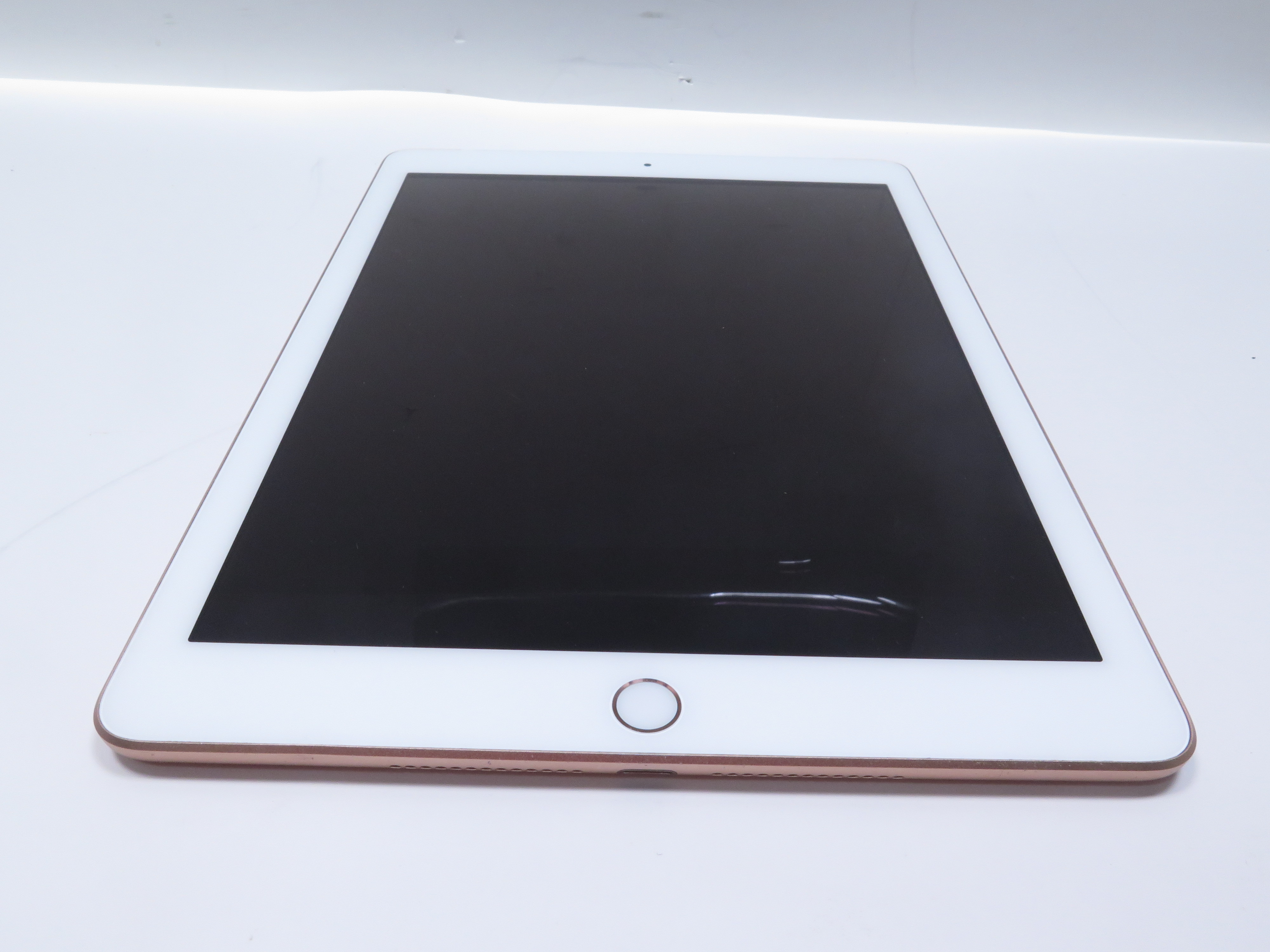 Apple MRM32LL/A iPad 6th Generation 32GB WiFi + Verizon 9.7