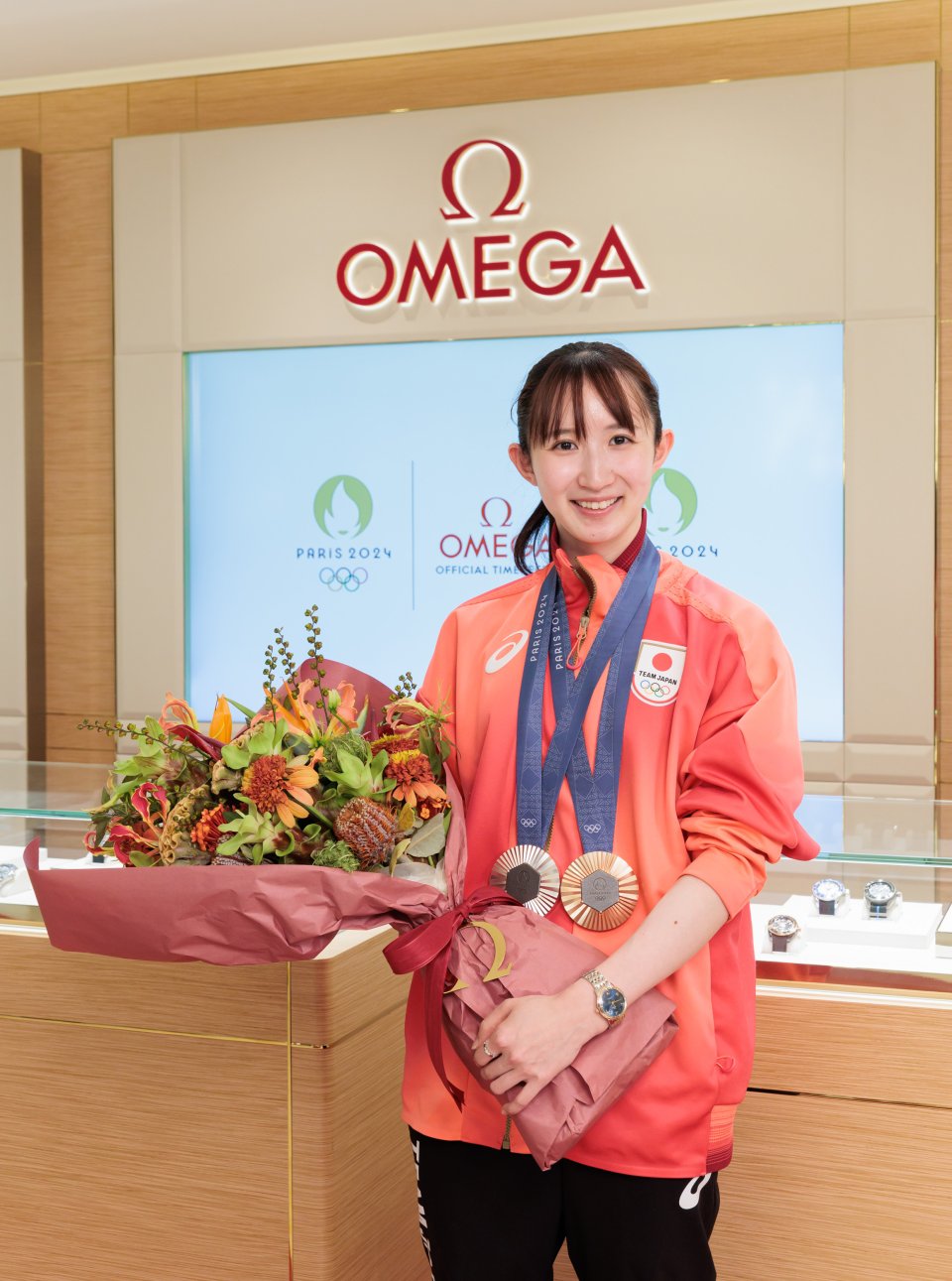 オメガブティック銀座本店を、卓球メダリストの早田ひな選手が相棒の