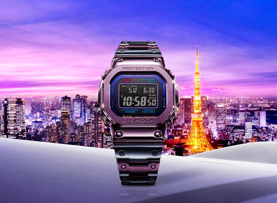 パープルとブルーのバイカラーが映える メタル“G-SHOCK”～黄昏時の東京
