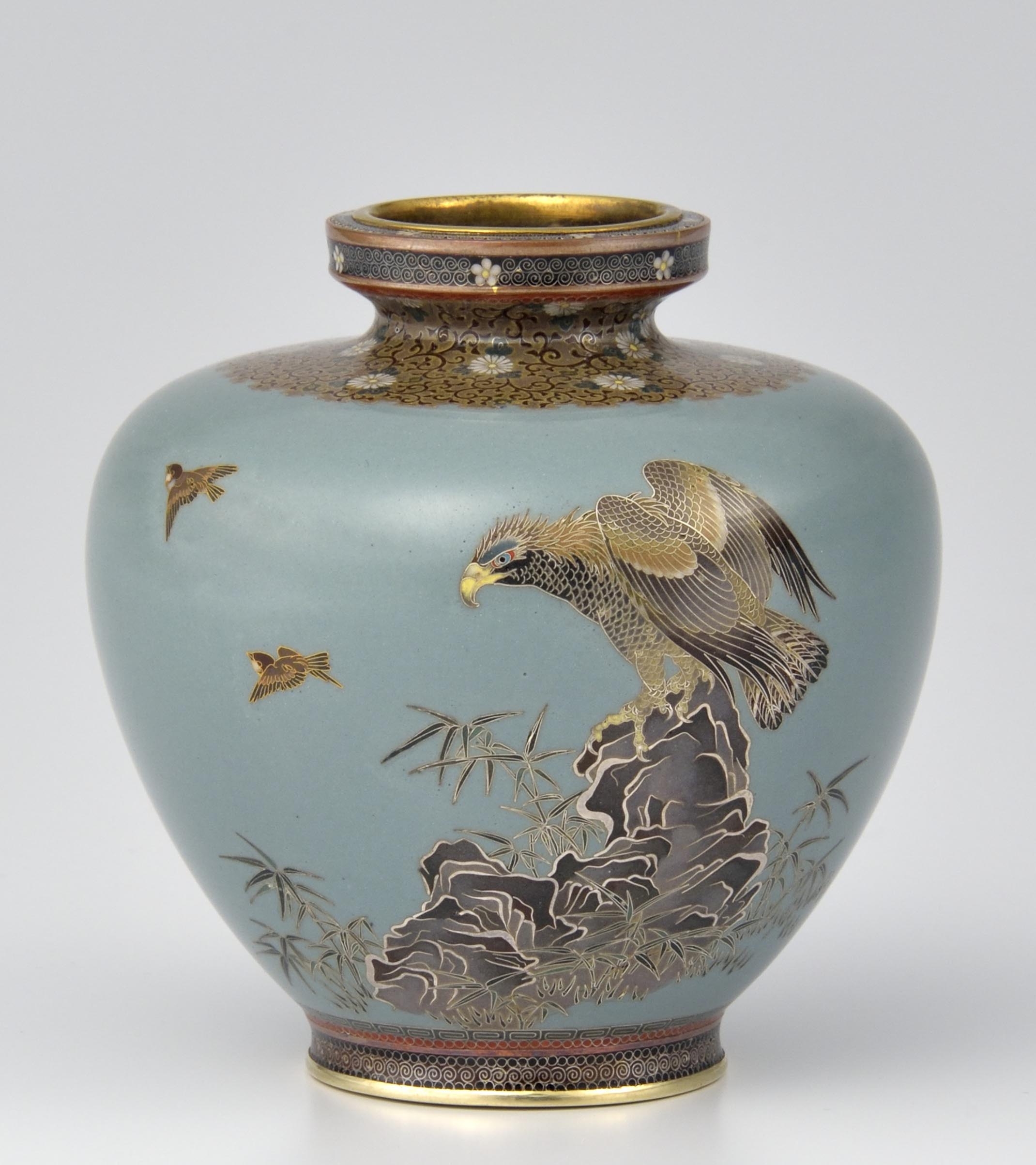 七宝の壺花瓶 ○品のある落ち着いた色彩の絵付け 高さ31．5cm ○