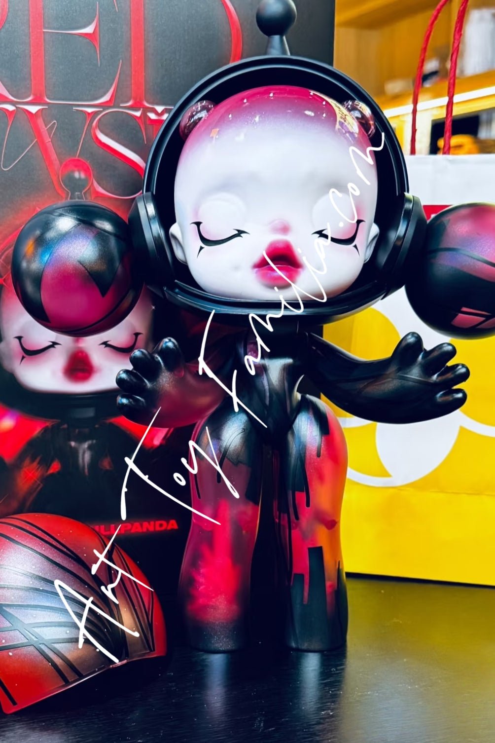 400% MEGA α Skullpanda 400% Red Crystal | POP MART – Art Toy Familia