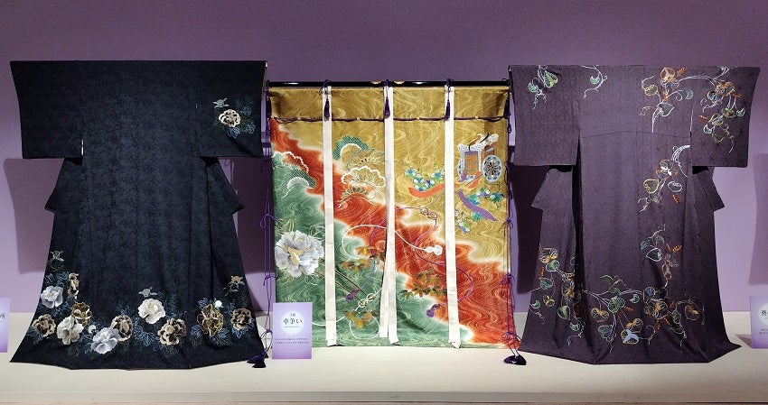 開幕】「草乃しずか日本刺繍展ー源氏物語を花で装う－」 紫の上、六条