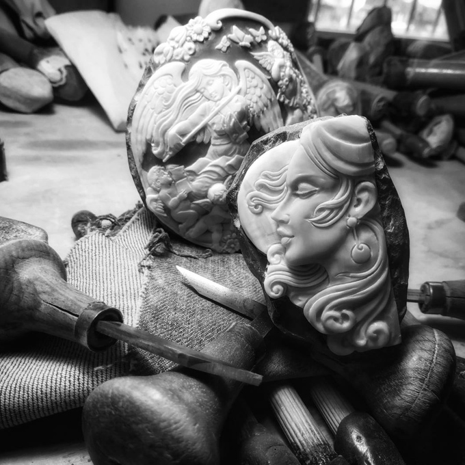 カメオ彫刻家マッツア氏の特別なアートカメオを多数掲載