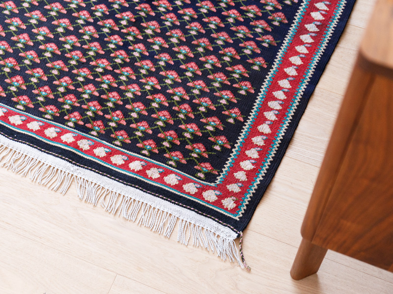 キリムはおしゃれなラグ・カーペット？素材や色の特徴など、キリム