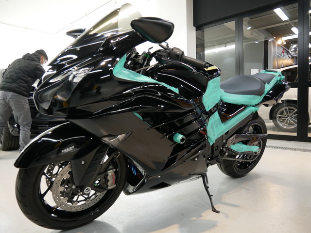 バイク ZX-14R／CERAMIC PRO 9H コーティング施工 ｜ 大阪のガラス
