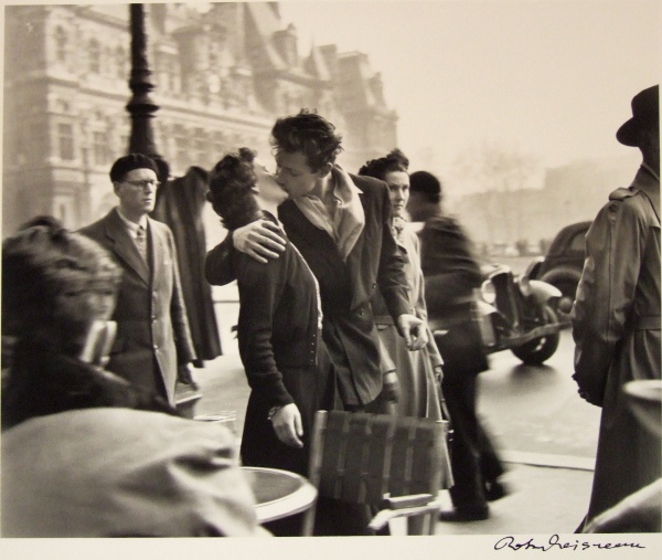 ROBERT DOISNEAU ロベール ドアノー パリ市庁舎前のキス ポスター