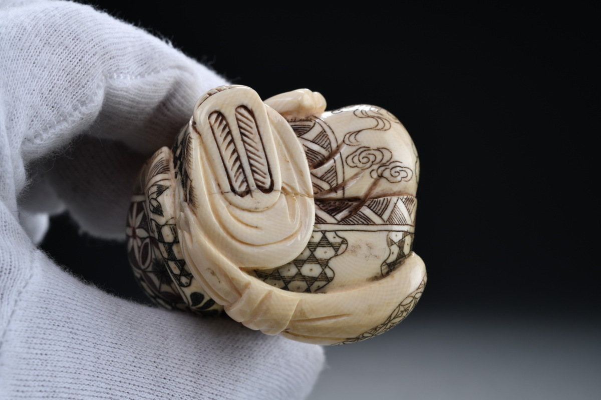 根付 銘「秋月」 唐子大魚乗り 時代物 26g 牙調 提物 精密彫刻 根付 銘