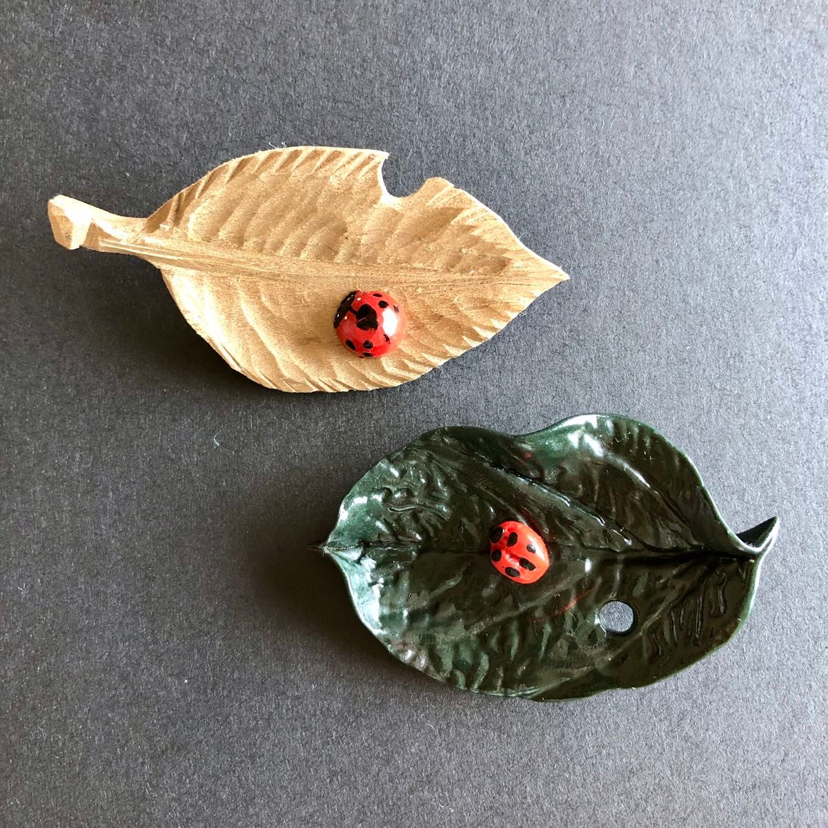 木彫のブローチ 2個 葉っぱ てんとう虫 アクセサリー アンティーク